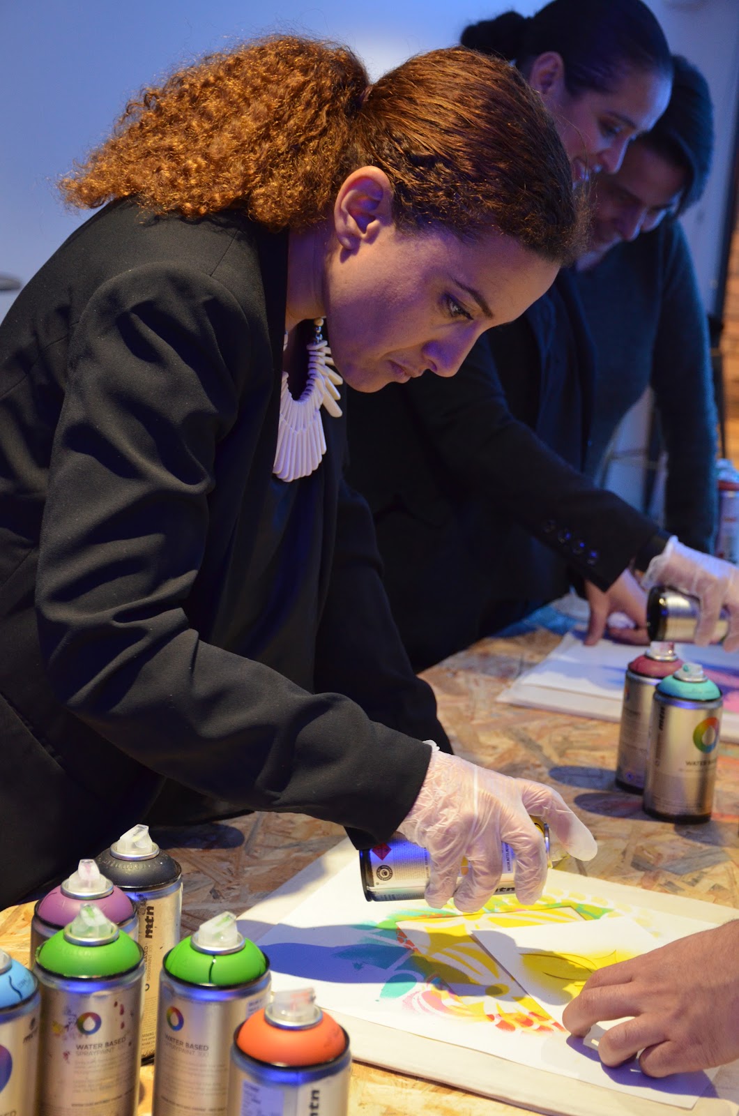 Une participante personnalise un support pendant un atelier street art Orange