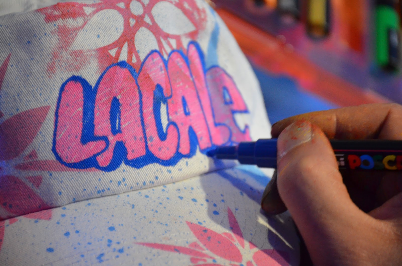 Personnalisation au Posca d'un support avec le prénom Lucie