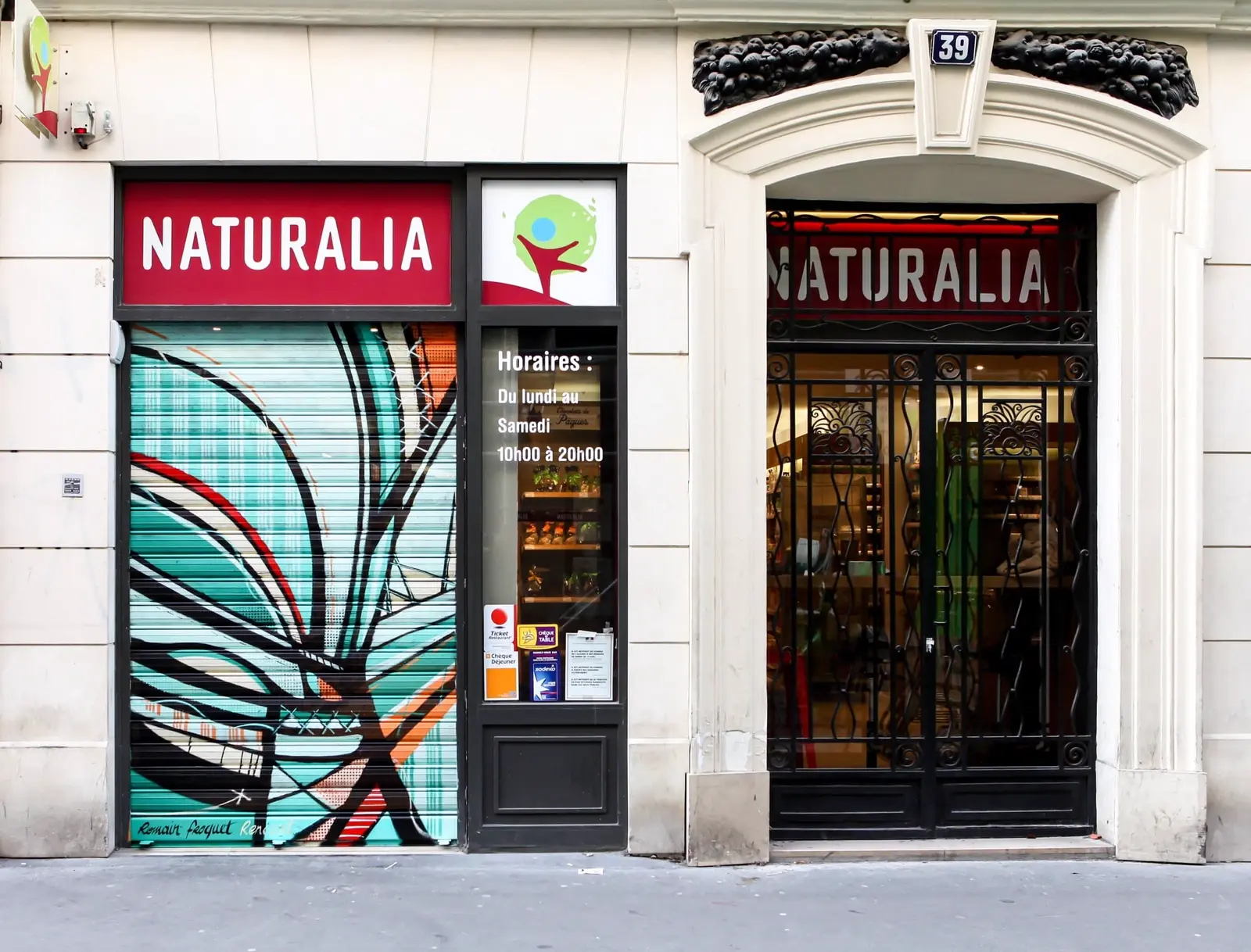 Rideau Naturalia peint en turquoise et orange par Romain Froquet — rue du Rocher, Paris