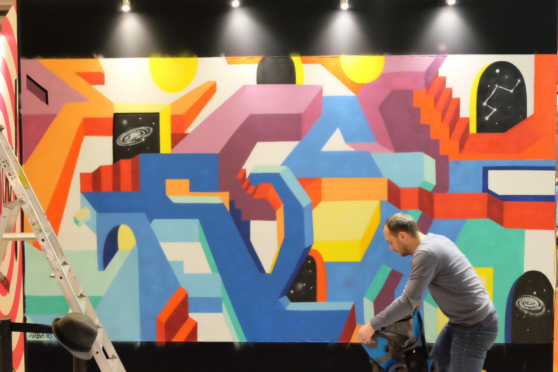 Fresque géométrique multicolore en cours de réalisation