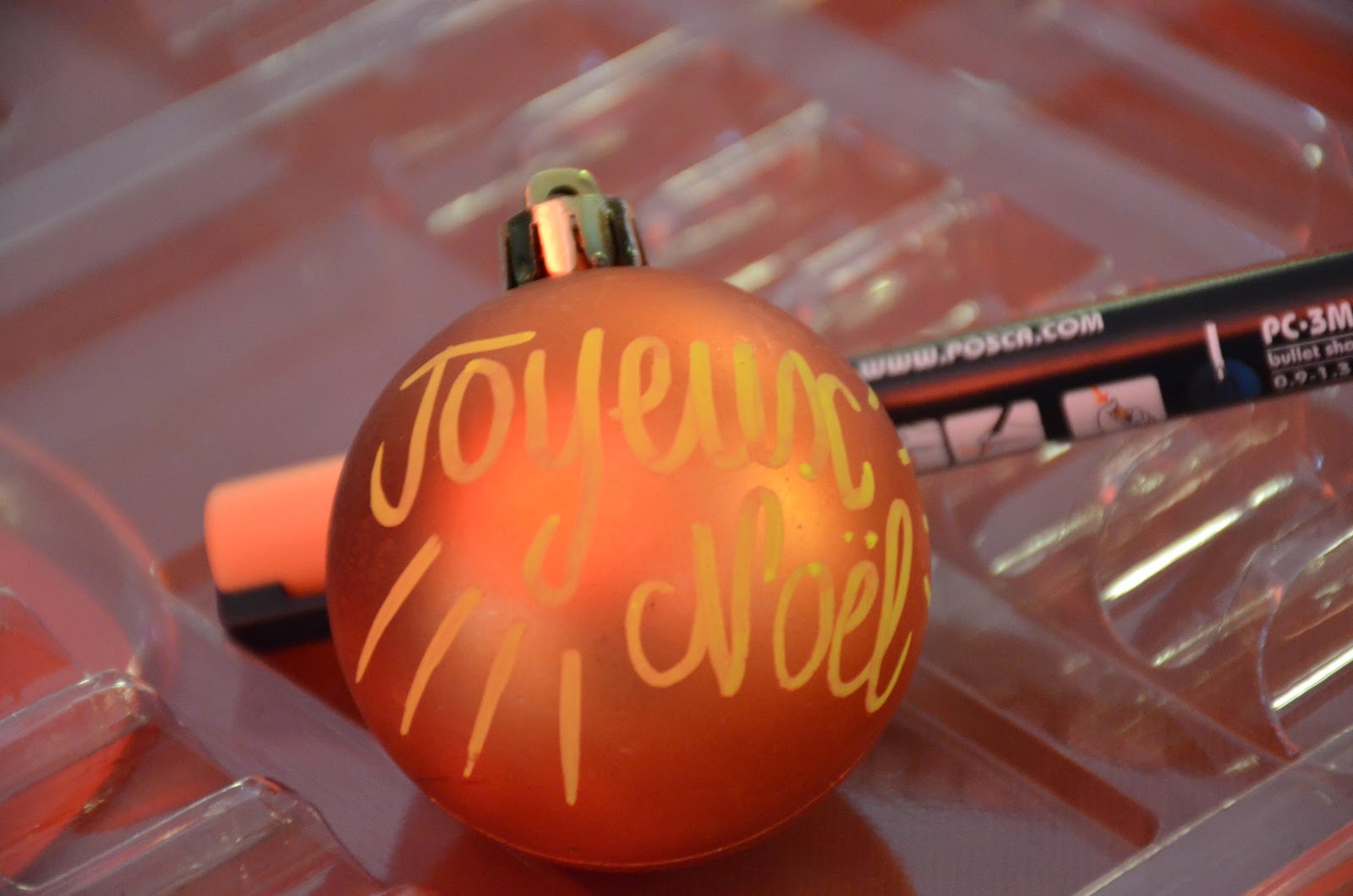 Boule de Noël personnalisée au Posca avec l'inscription Joyeux Noël