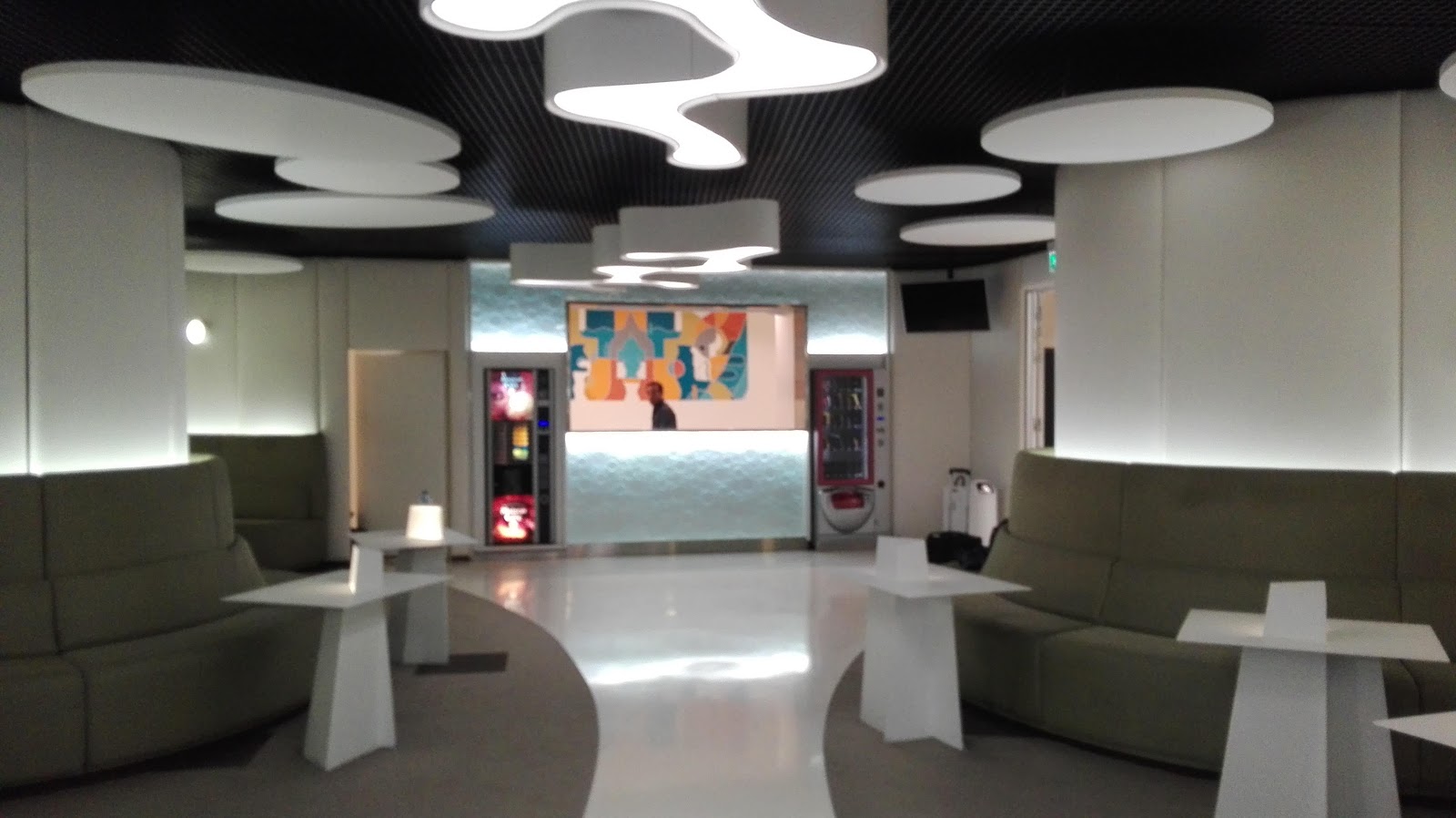 Espace de restauration Arpège avec une fresque murale