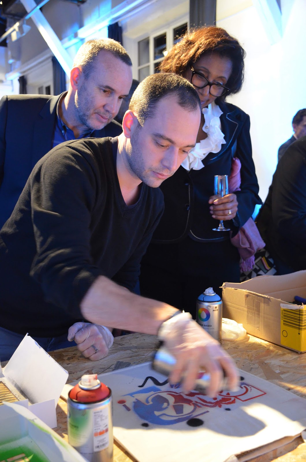 Des participants créent ensemble lors d'un atelier Orange