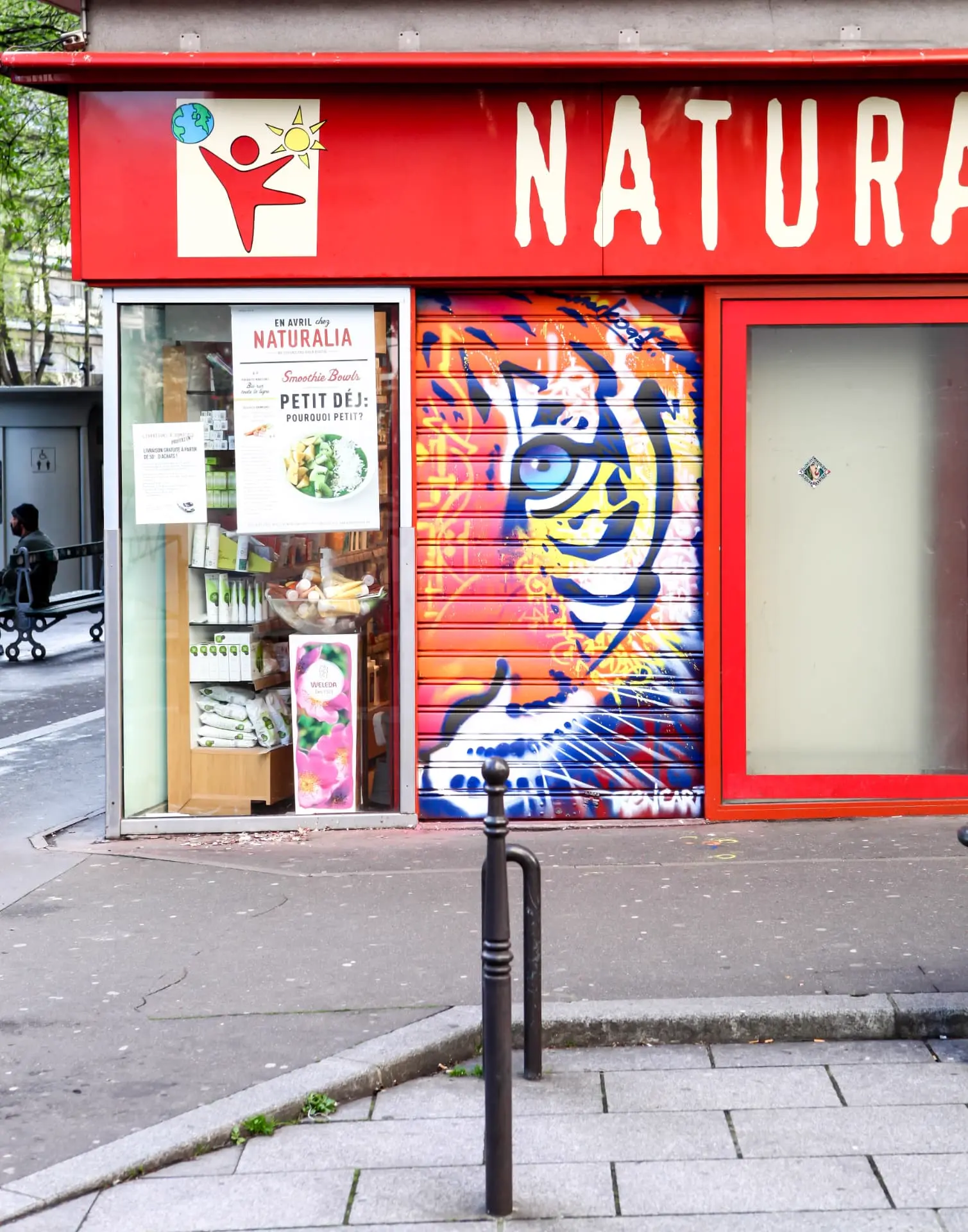 Devanture Naturalia avec fresque de tigre au regard bleu sur rideau métallique — Paris 15e