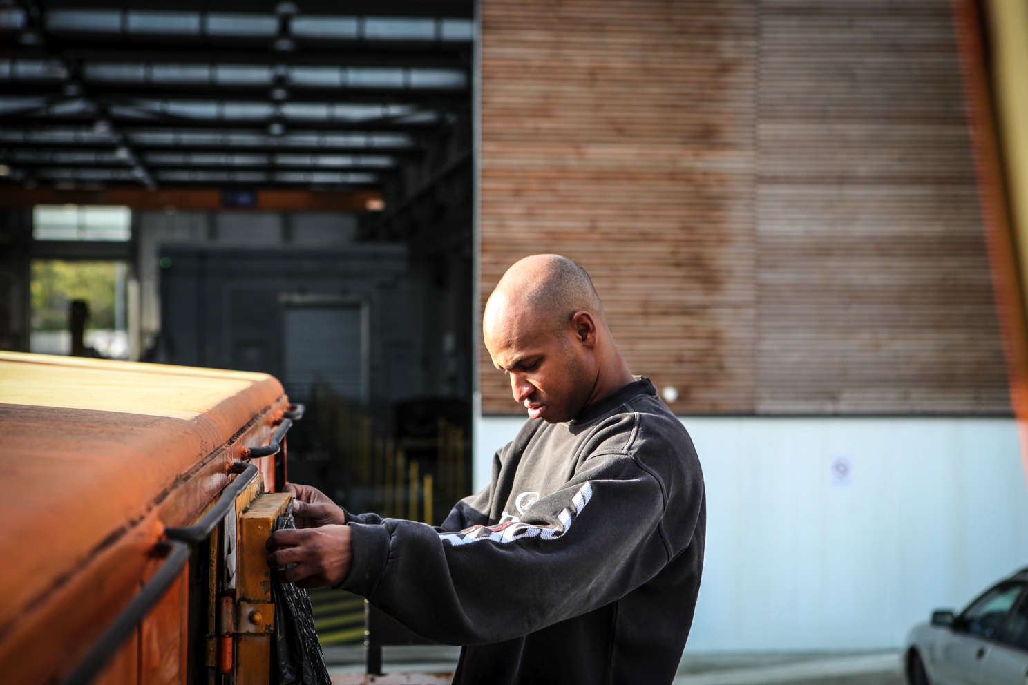 Un street artiste au travail sur la locomotive